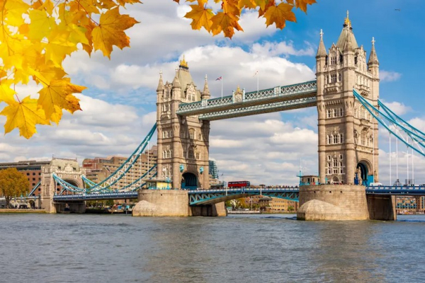 Tháp London và cầu Tower Bridge: kho báu vương miện và mẹo tham quan