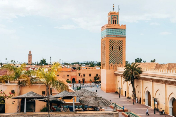 Marrakech – thành phố đỏ của Maroc: quảng trường Jemaa el-Fna và chợ souk
