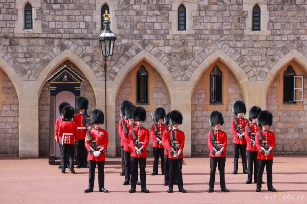 Lễ đổi gác Hoàng gia ở cung điện Buckingham: giờ diễn ra và đứng đâu xem