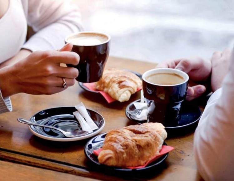 Bàn cà phê sáng kiểu Pháp với croissant và ly espresso