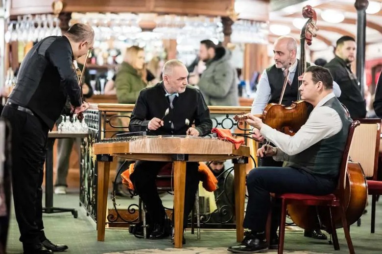 Bàn tiệc trên du thuyền ăn tối với ban nhạc dân gian Hungary