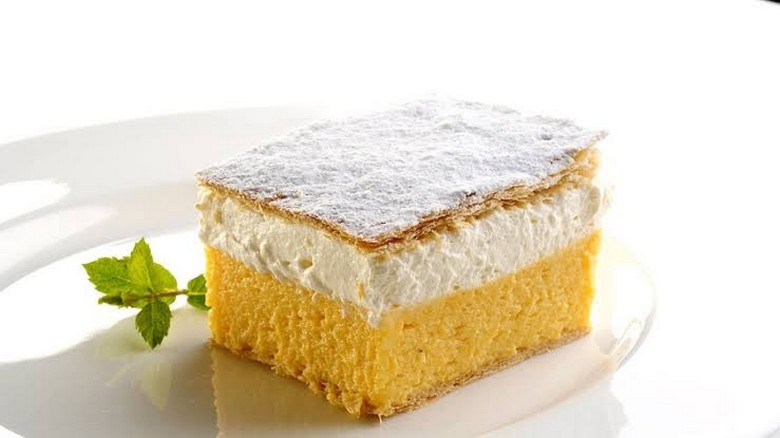 Bánh kem Bled kremšnita với lớp kem vani và vỏ bánh phyllo giòn