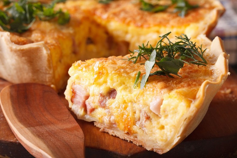 Bánh quiche Lorraine nhân trứng và thịt xông khói