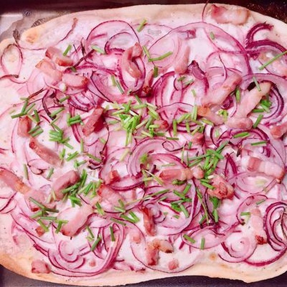 Bánh tarte flambée nướng lò củi kiểu Alsace