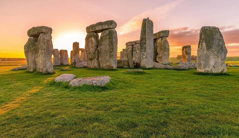 Bãi đá cổ Stonehenge trên đồng cỏ miền nam nước Anh
