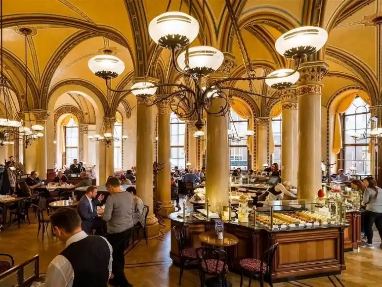 Bên trong một quán cà phê cổ điển kiểu Vienna với bàn đá cẩm thạch và ghế Thonet
