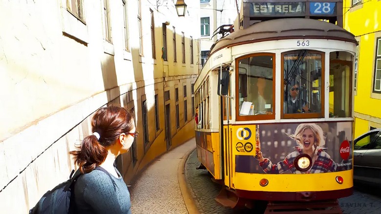 Bên trong toa xe điện gỗ cổ điển của tuyến Tram 28