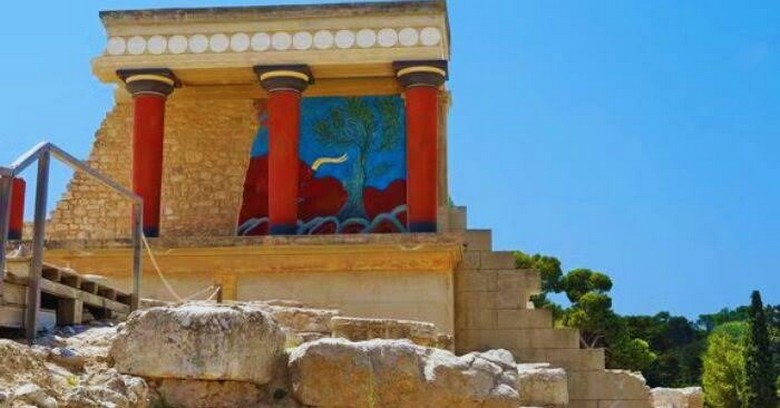 Bích họa Minoan màu sắc rực rỡ trưng bày trong bảo tàng