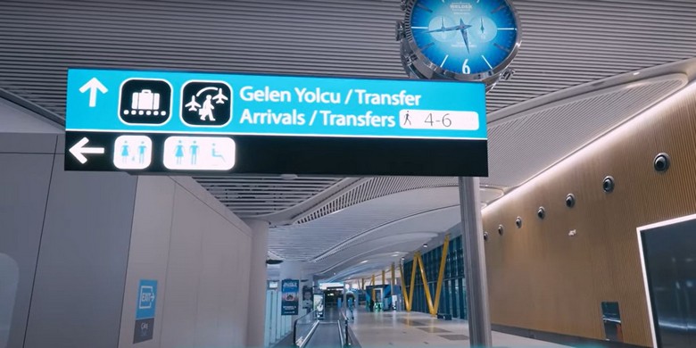Bảng chỉ dẫn cổng ra máy bay tại sân bay Istanbul