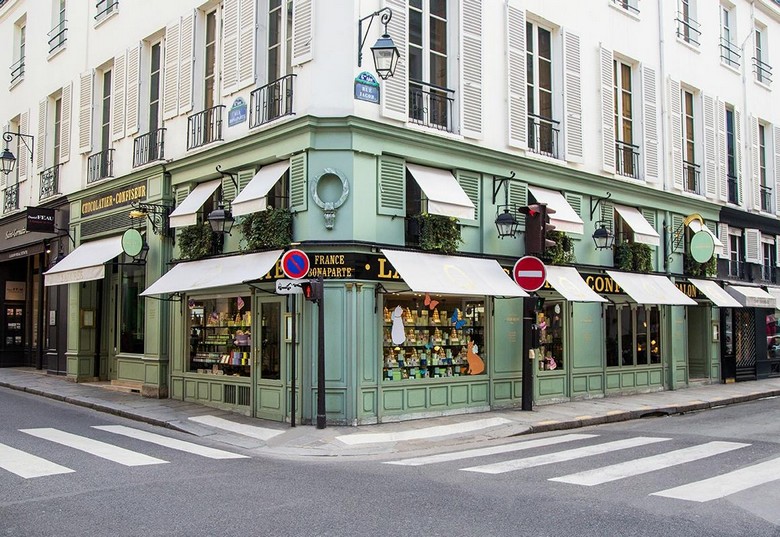 Bảng hiệu tiệm bánh nhỏ kiểu Pháp với dòng chữ Boulangerie trên phố cổ