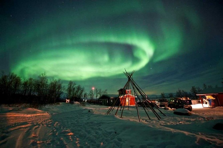  Bầu trời đêm mùa thu Lapland với hồ nước chưa đóng băng
