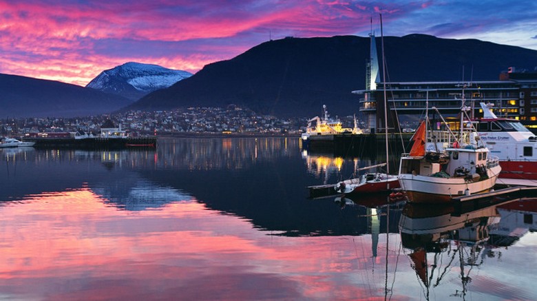 Bầu trời hoàng hôn pastel đặc trưng mùa đêm địa cực tại Tromsø