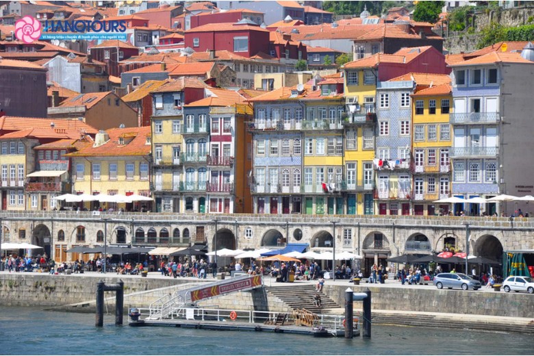 Bến Cais da Ribeira với thuyền rabelo truyền thống đậu dọc sông Douro