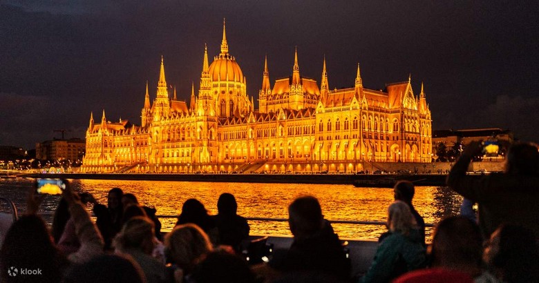 Bến tàu du thuyền Legenda bên bờ sông Danube về đêm