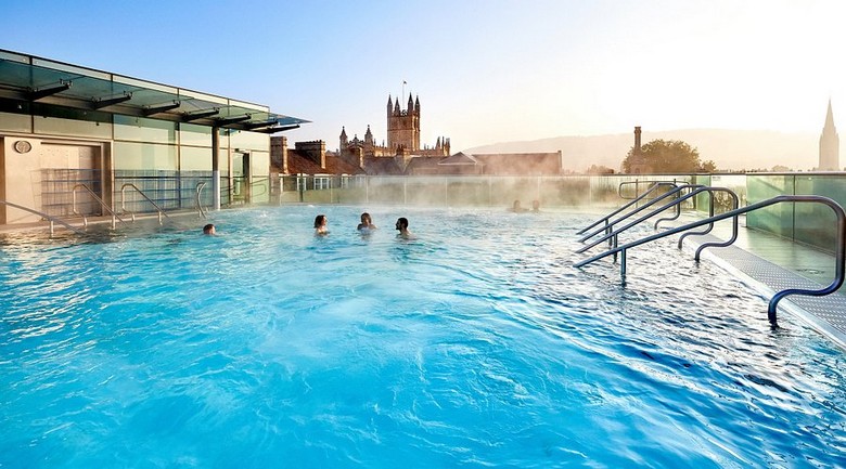 Bể bơi ngoài trời trên tầng thượng của Thermae Bath Spa