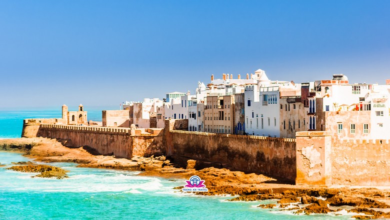 Bờ biển Corniche Ain Diab với sóng Đại Tây Dương lúc chiều muộn