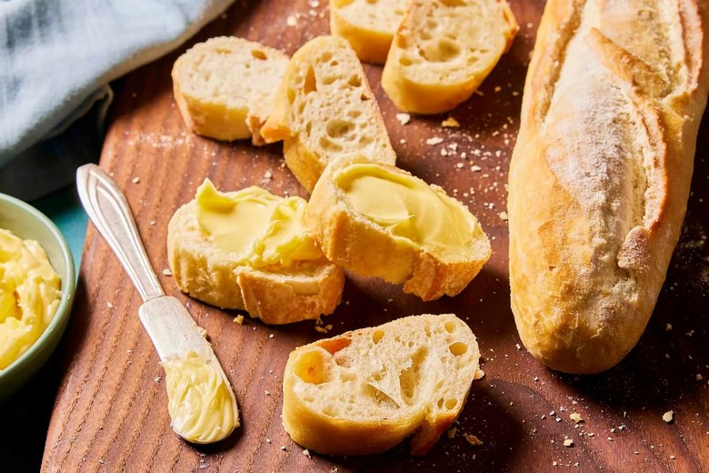 Bữa ăn châu Âu nhiều bánh mì, phô mai trong hành trình tour