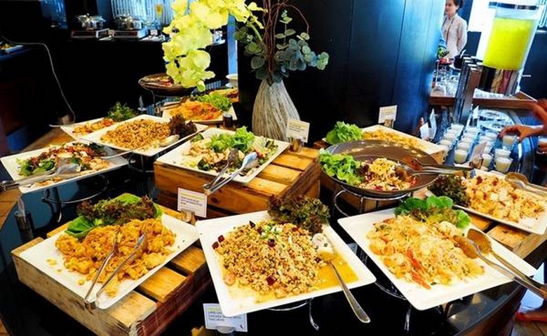 Bữa ăn nhà hàng và phòng khách sạn tiêu chuẩn trong tour Tây Âu