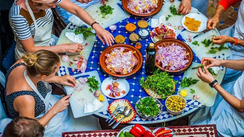 Bữa ăn phục vụ đoàn khách Việt trong hành trình Nam Âu, Maroc