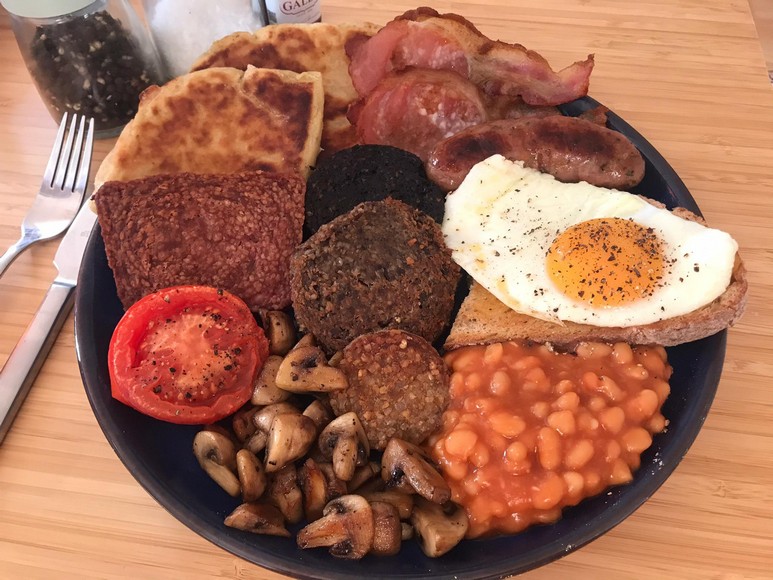 Bữa sáng đầy đủ kiểu Scotland với tattie scone, Lorne sausage và haggis chiên