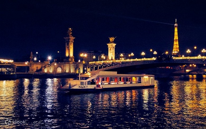 Bữa tối trên du thuyền sông Seine ngắm tháp Eiffel về đêm, Paris