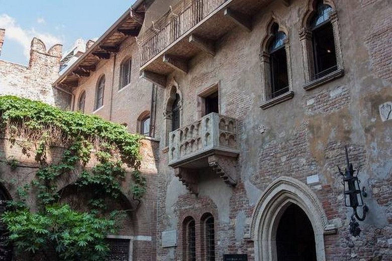 Ban công Juliet nổi tiếng tại Casa di Giulietta ở Verona