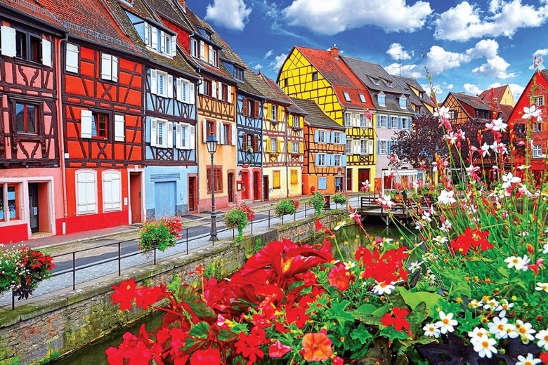 Ban công phủ kín hoa phong lữ đỏ dọc bờ kênh Colmar vào mùa hè