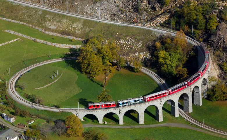 Bernina Express đi qua cầu vòng Brusio nổi tiếng