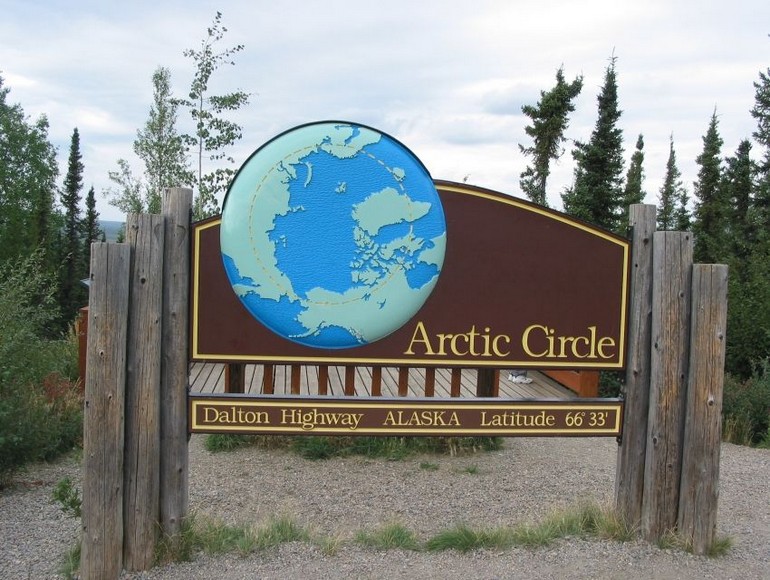 Biển báo đường vòng Bắc Cực Arctic Circle tại Rovaniemi