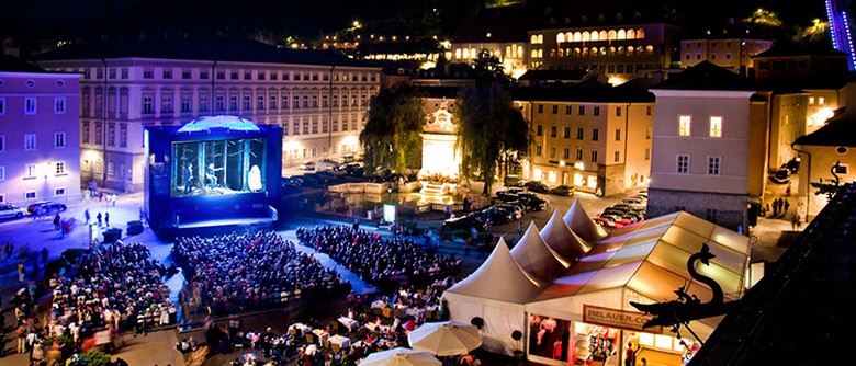 Buổi biểu diễn ngoài trời tại quảng trường Domplatz trong khuôn khổ Salzburg Festival