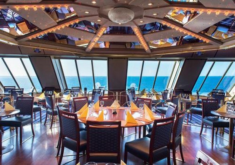 Buffet smorgasbord kiểu Thụy Điển trên du thuyền Baltic