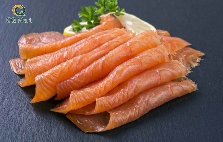 Cá hồi hun khói Scotland thái lát mỏng ăn kèm bánh mì đen và chanh