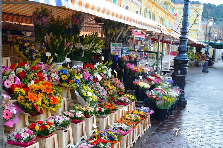 Các gian hàng hoa rực rỡ tại chợ Cours Saleya