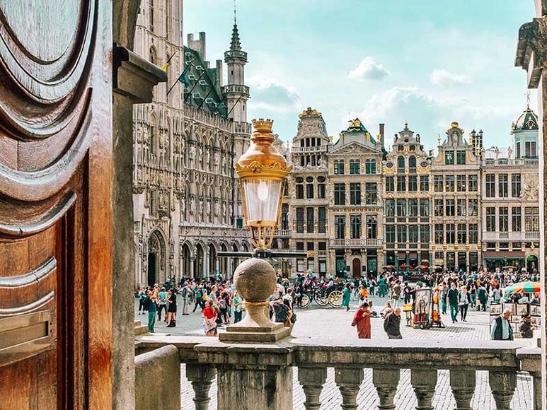 Các ngôi nhà phường hội kiến trúc Baroque bao quanh Grand Place