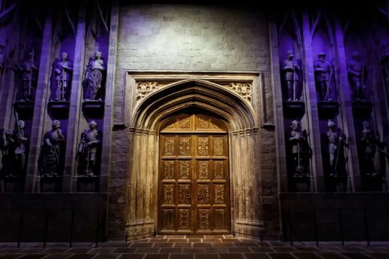 Cánh cửa gỗ lớn dẫn vào Đại sảnh Hogwarts tại Warner Bros. Studio Tour London
