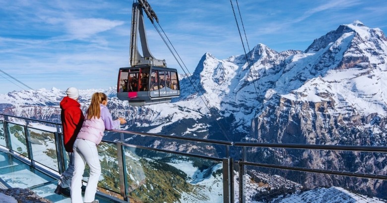 Cáp treo Rotair và đỉnh Titlis phủ tuyết trắng
