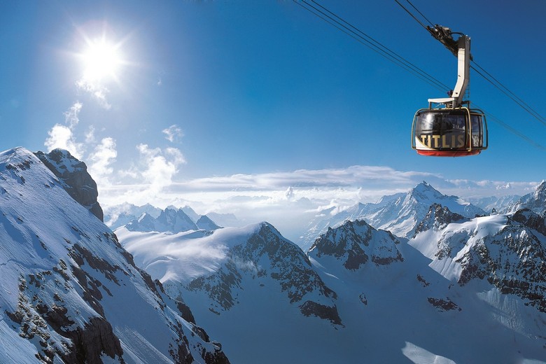 Cáp treo Titlis Rotair trên đỉnh núi phủ tuyết, Thụy Sĩ