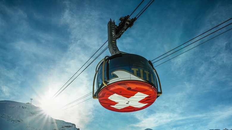 Cáp treo xoay Titlis Rotair đưa khách lên đỉnh núi phủ tuyết