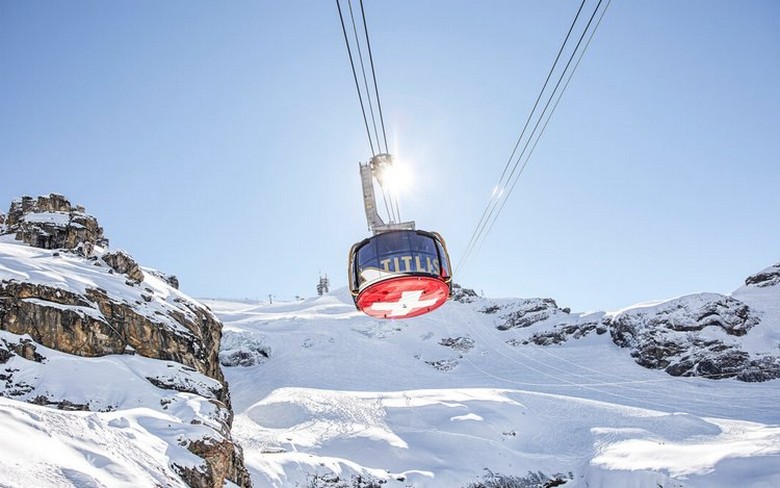 Cáp treo xoay Titlis Rotair trên đỉnh núi phủ tuyết, Thụy Sĩ