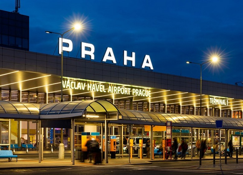 Cây ATM rút tiền tại sân bay Praha hoặc Budapest