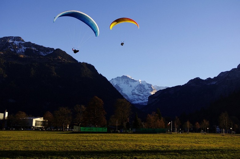 Công viên Höhematte với dù lượn hạ cánh, phía sau là dãy Jungfrau