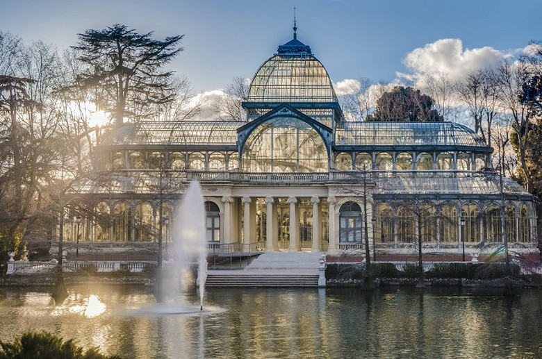 Công viên Retiro Madrid với Cung điện Pha Lê giữa hồ nước