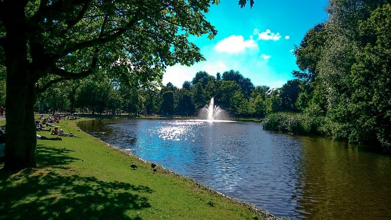 Công viên Vondelpark xanh mát hoặc khu phố cổ Jordaan
