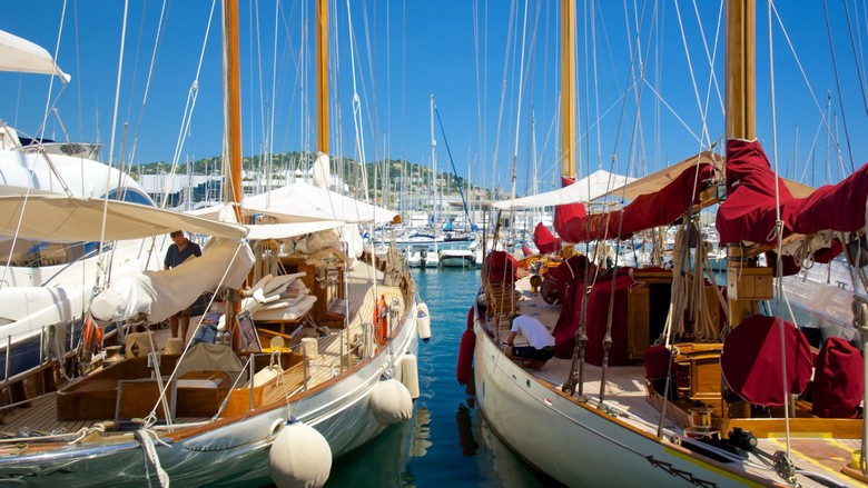 Cảng du thuyền và phố cổ Antibes gần Cannes
