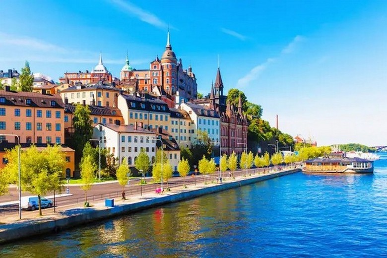 Cảnh quần đảo Stockholm với nhà gỗ đỏ nhìn từ du thuyền mùa hè
