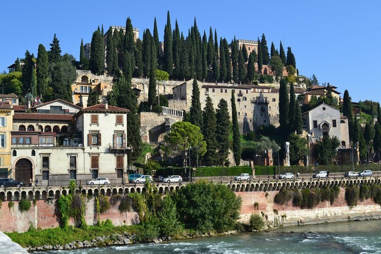 Cầu đá cổ Ponte Pietra bắc qua sông Adige tại Verona