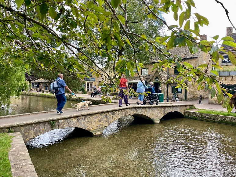 Cầu đá thấp bắc qua sông Windrush ở Bourton-on-the-Water