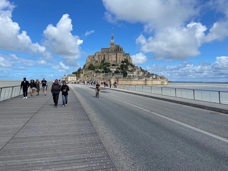  Cầu đi bộ hiện đại nối Mont Saint-Michel với đất liền