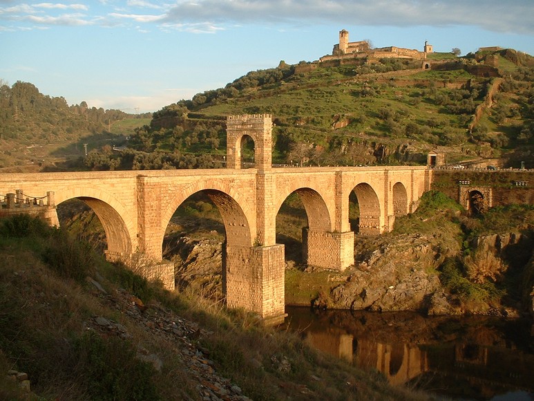 Cầu Alcántara bắc qua sông Tagus dẫn vào phố cổ Toledo