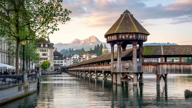 Cầu Chapel Bridge bắc qua sông Reuss tại Lucerne, Thụy Sĩ